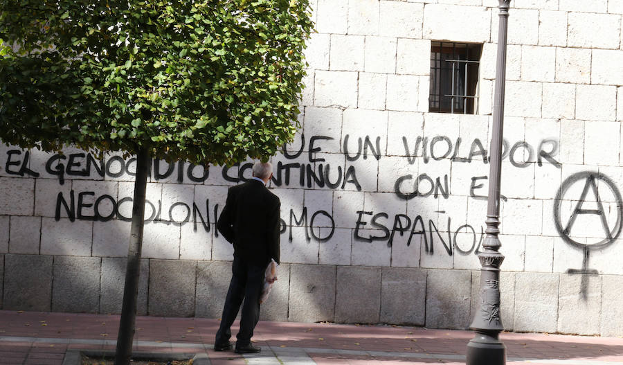 La Casa de Colón en Valladolid ha amanecido el Día de la Hispanidad con dos pintadas en la fachada