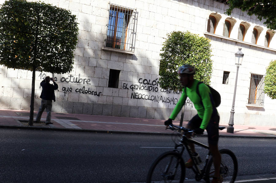 La Casa de Colón en Valladolid ha amanecido el Día de la Hispanidad con dos pintadas en la fachada