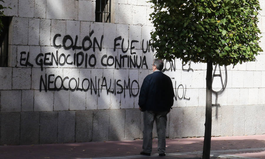 La Casa de Colón en Valladolid ha amanecido el Día de la Hispanidad con dos pintadas en la fachada