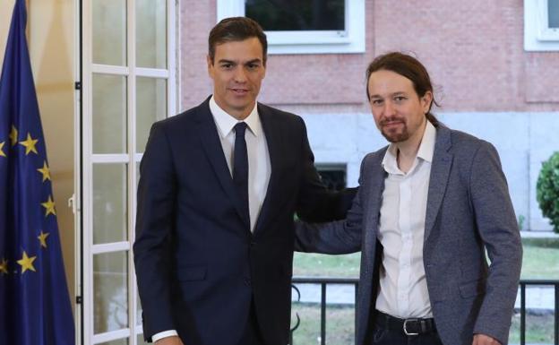 El presidente del Gobierno, Pedro Sánchez, y el secretario general de Podemos, Pablo Iglesias, firman en el Palacio de la Moncloa el acuerdo sobre el proyecto de ley de presupuestos para 2019.