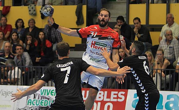 Rosales, en una acción ante el Santoña en el pabellón de Nava de la Asunción. 