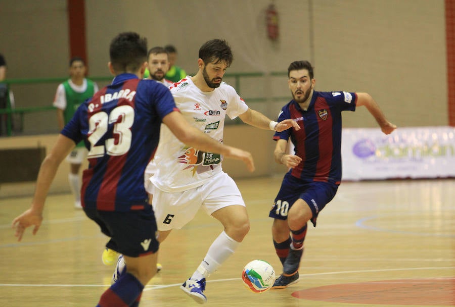 Raya controla el balón ante la presión del levante en la pista cuellarana de Santa Clara. 