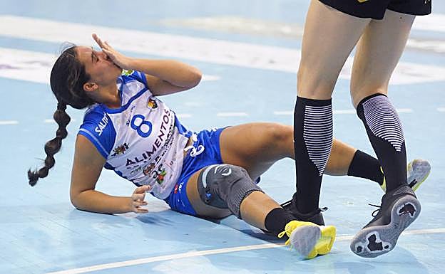 Beatriz Puertas se lamenta de un golpe recibido en el partido ante el BM Zuazo. 
