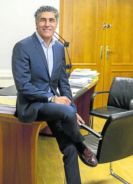 Imagen - Alberto Plaza. Alcalde de Simancas . Cobra 45.000 euros anuales, el mayor sueldo en la provincia por detrás del de Valladolid, pero no percibe ninguna asignación más por gastos de representación o asistencia a plenos. Es abogado de profesión y considera necesario que se pague a los regidores. «Si defendemos que nadie cobre por estar en la política nos confundimos». Su salario, dice, es similar a la media de sus vecinos, que tienen una de las rentas per cápita más altas.