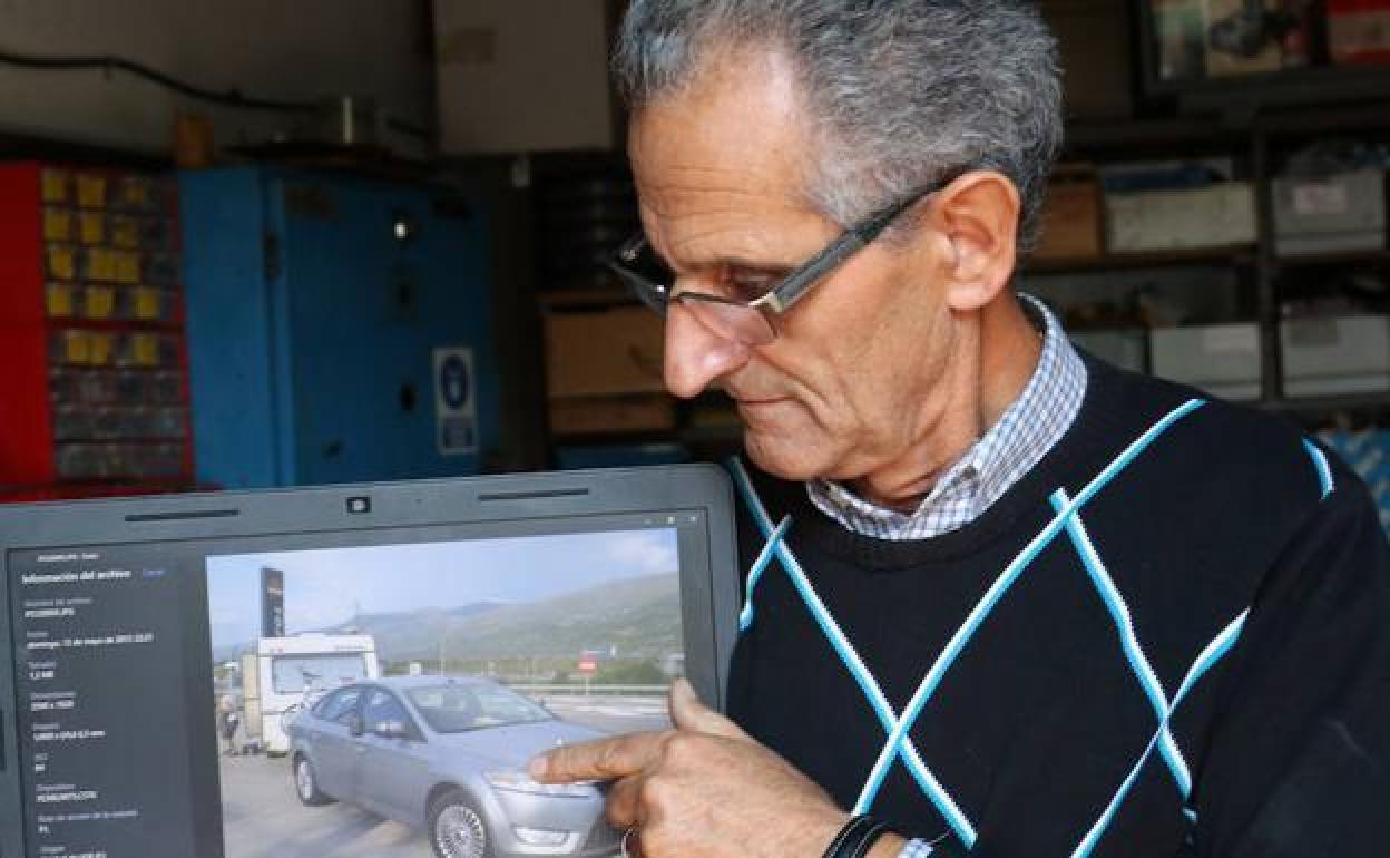 Jesús Velasco muestra el vehículo y la caravana con la que viaja a Portugal. Debajo, la notificación judicial. 