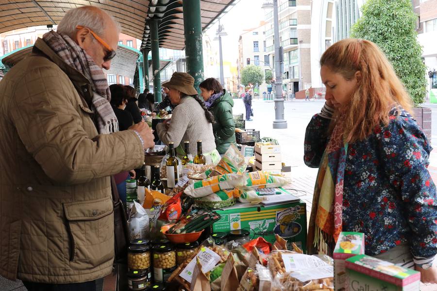 Productor y consumidor en el mercado ecológico de plaza de España. 