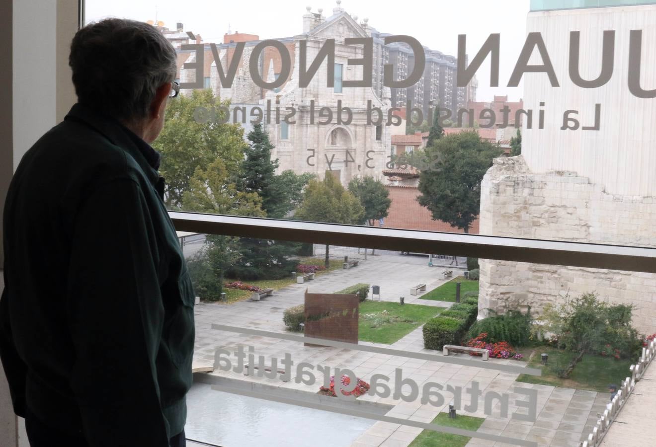 El artista que pintó la Transición en 'El abrazo' visita la exposición que recorre su trayectoria creativa