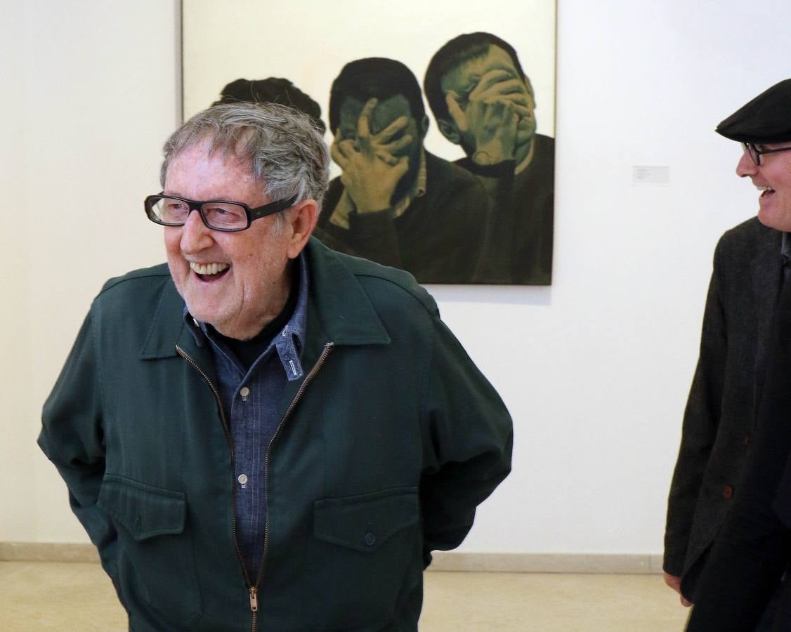 El artista que pintó la Transición en 'El abrazo' visita la exposición que recorre su trayectoria creativa