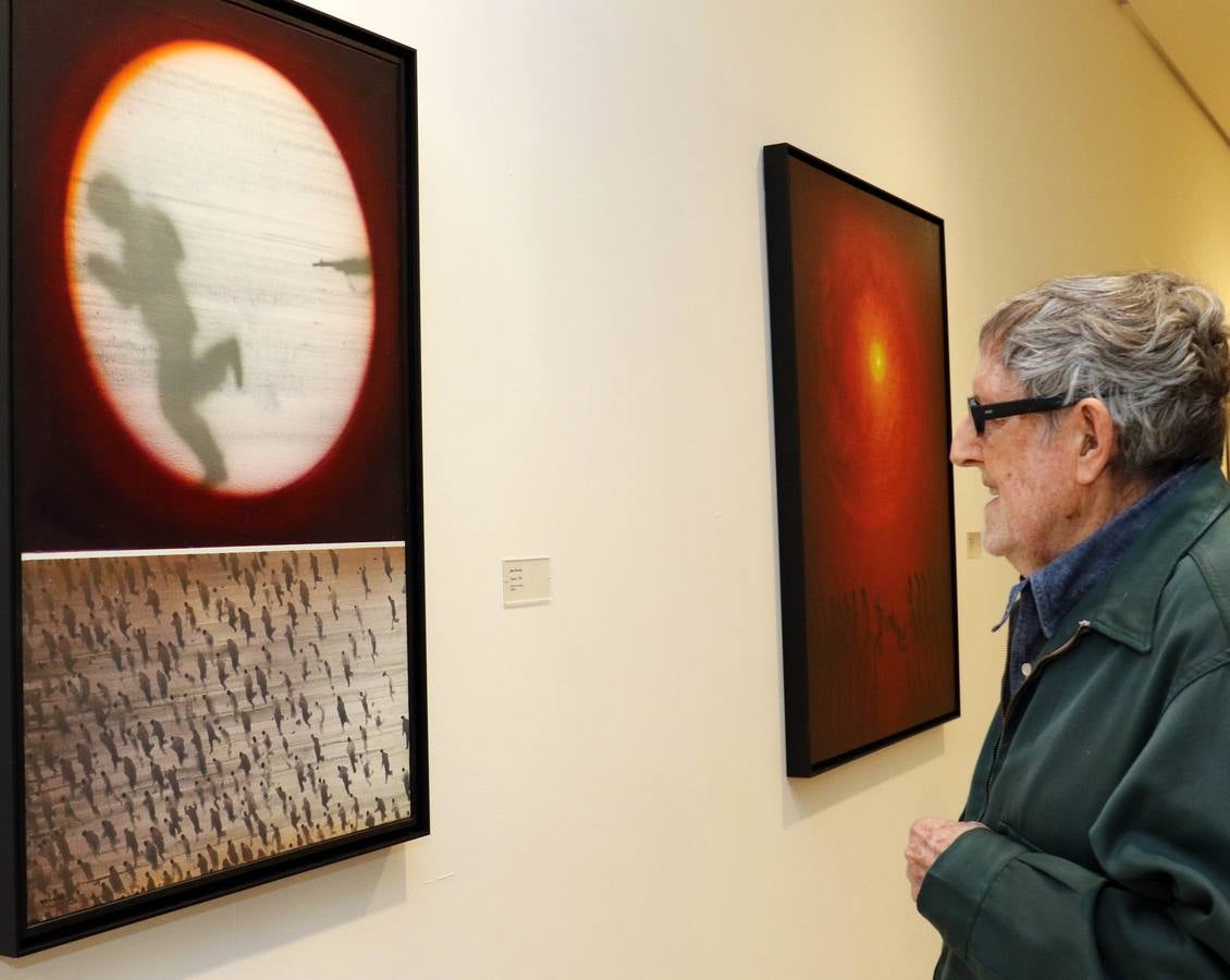 El artista que pintó la Transición en 'El abrazo' visita la exposición que recorre su trayectoria creativa