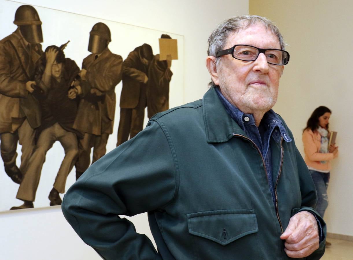 El artista que pintó la Transición en 'El abrazo' visita la exposición que recorre su trayectoria creativa