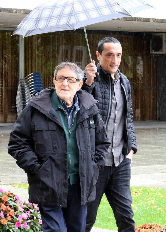 El artista que pintó la Transición en 'El abrazo' visita la exposición que recorre su trayectoria creativa