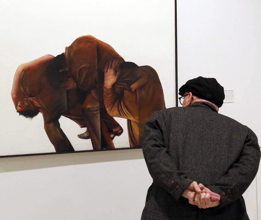 El artista que pintó la Transición en 'El abrazo' visita la exposición que recorre su trayectoria creativa