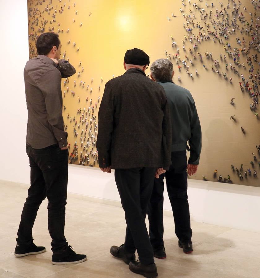 El artista que pintó la Transición en 'El abrazo' visita la exposición que recorre su trayectoria creativa