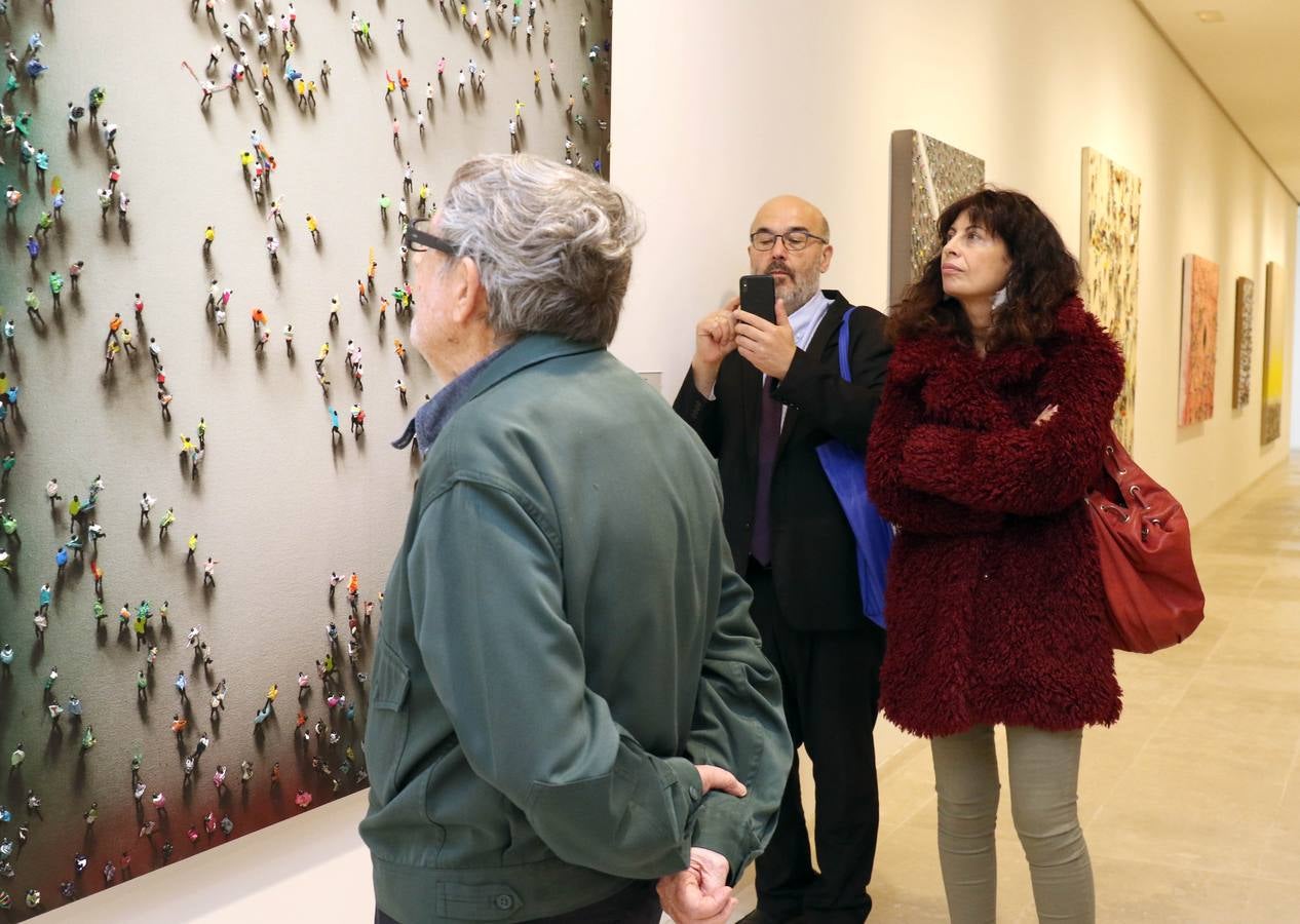 El artista que pintó la Transición en 'El abrazo' visita la exposición que recorre su trayectoria creativa