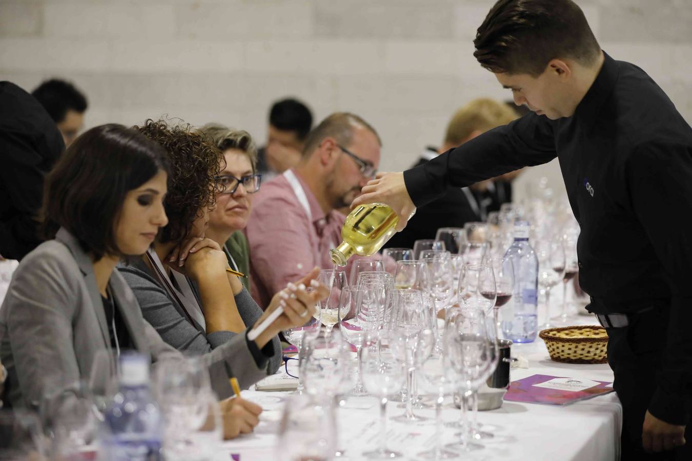 Profesionales de la sumillería de la región se concentran en torno a un programa de diferentes catas de vinos