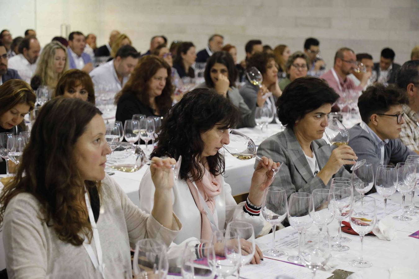 Profesionales de la sumillería de la región se concentran en torno a un programa de diferentes catas de vinos
