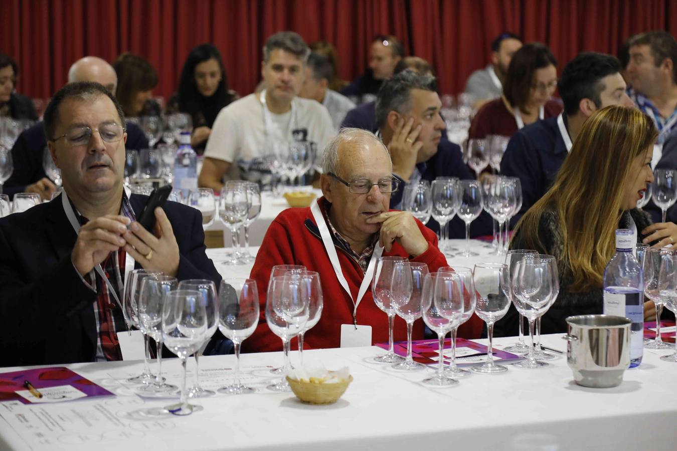 Profesionales de la sumillería de la región se concentran en torno a un programa de diferentes catas de vinos
