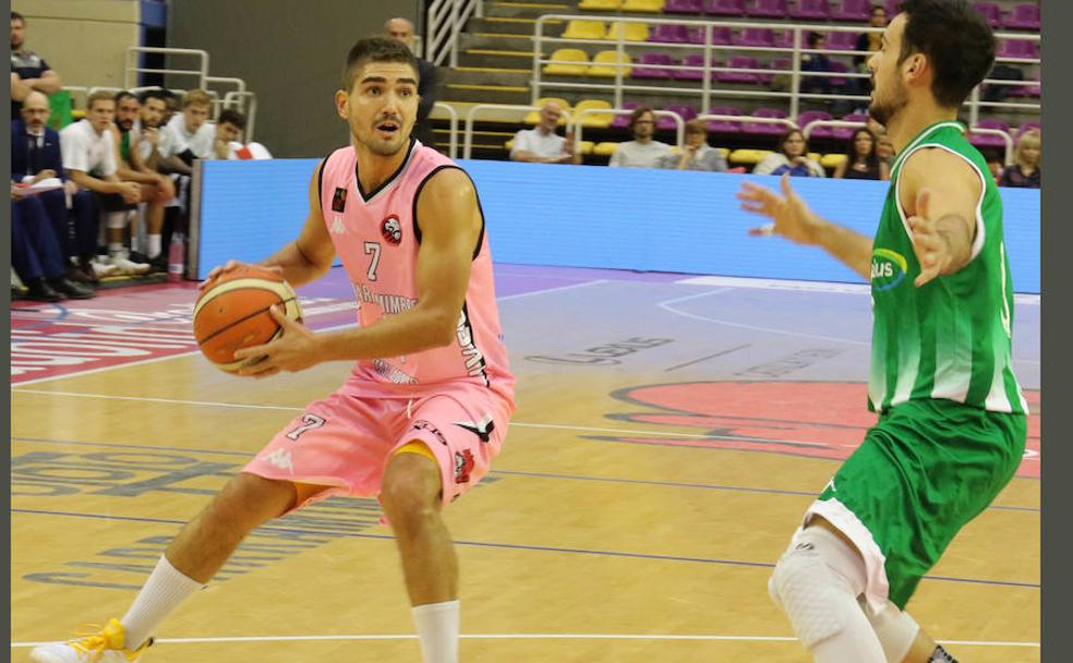 Óscar Alvarado busca el pase ante la defensa de Lluís Costa. 