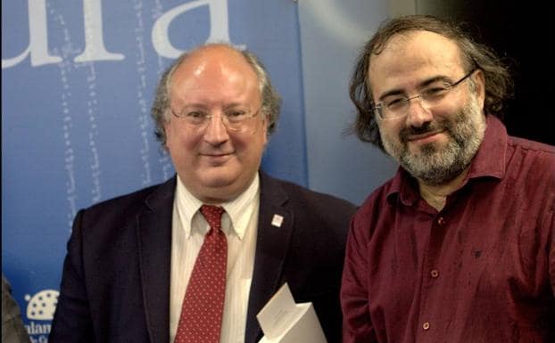 El vicerrector Enrique Cabero y Alfredo Pérez-Alencart durante la presentación de la antología.