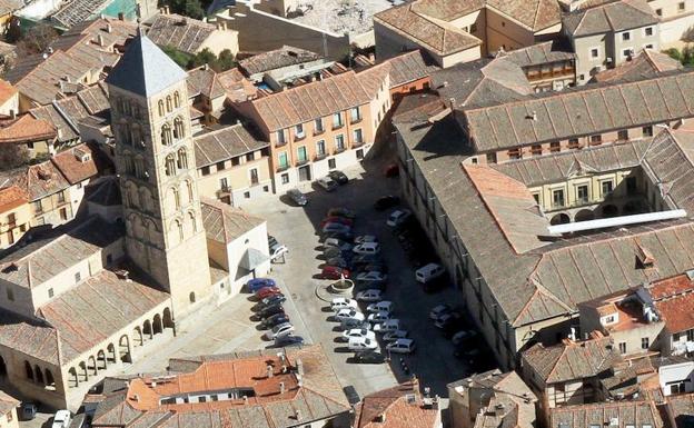 Vista aérea de la plaza de San Esteban, en el recinto amurallado de Segovia. 
