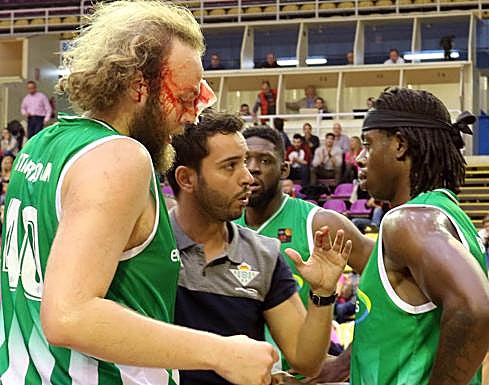 Matt Stainbrook, sangrando tras sufrir un fuerte impacto en el minuto 4 de partido. 