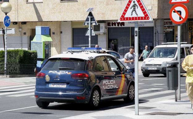 Vehículo de la Policía Nacional durante una patrulla en Salamanca