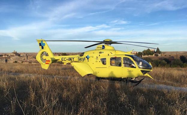 Helicópero de Sacyl enviado al lugar del accidente laboral, este domingo, en Maderuelo. 