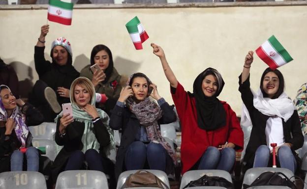 Un grupo de mujeres, durante el Irán-Bolivia en Teherán. 