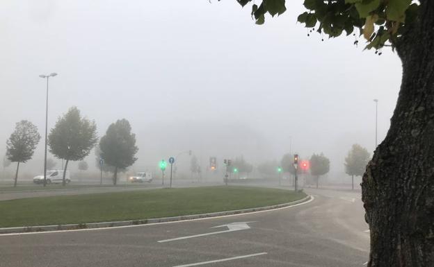 La niebla ha dificultado la circulación en Valladolid durante la mañana de este miércoles. 