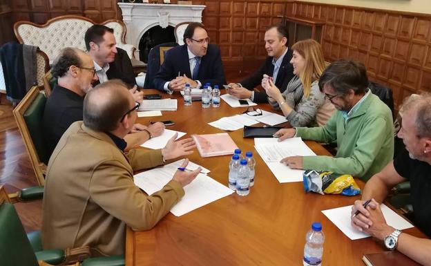 Reunión del equipo de gobierno con los agentes sociales.