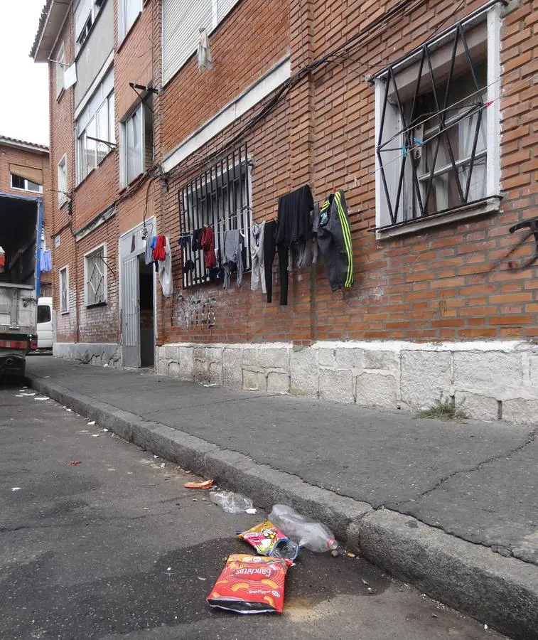 Desde el pasado mes de julio solo limpian estas calles tres días a la semana (lunes, miércoles y viernes) y en horario fijo de 8:00 a 13:00 bajo vigilancia policial para garantizar su seguridad