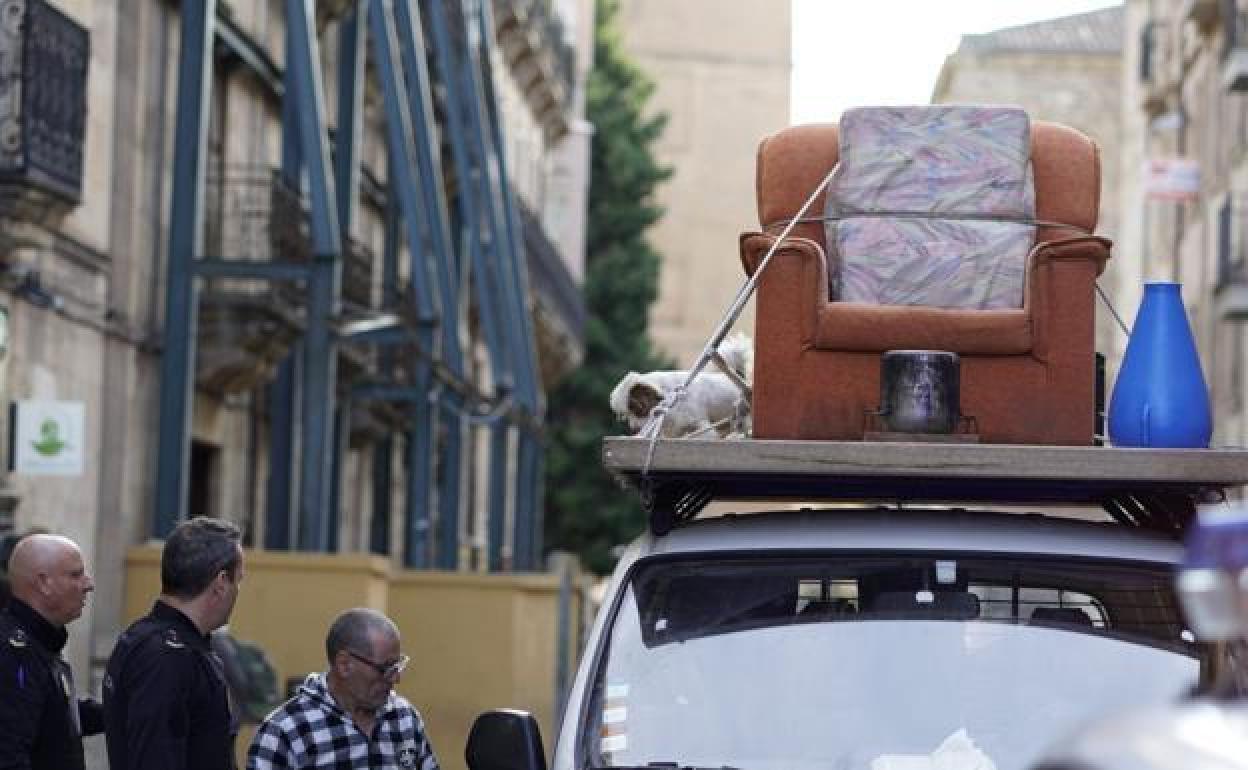 Imagen de la furgoneta con el sillón en el techo al que se subió el conductor para cantar en plena Rúa.