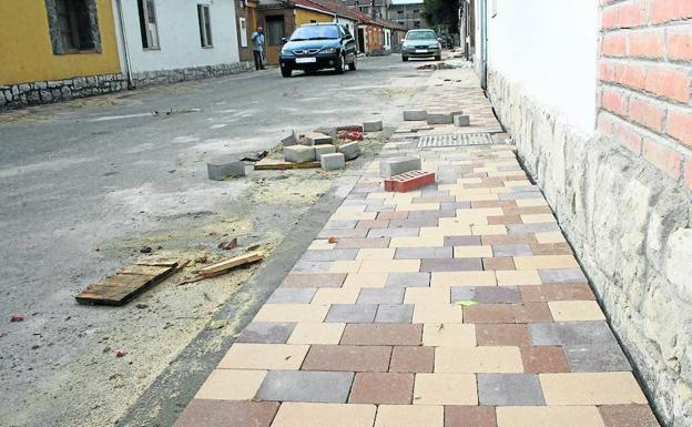 Estado de una de las calles donde se ejecutan las nuevas aceras. 