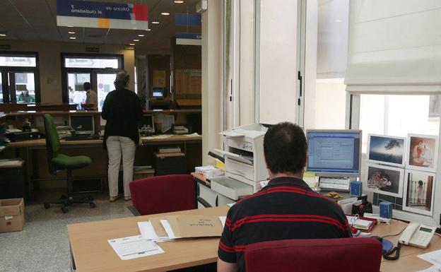 Trabajadores en la Delegación Territorial de la Junta en Segovia. 