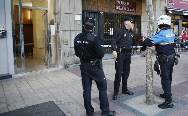 Policías en la puerta del bloque en el que vivía la víctima. 