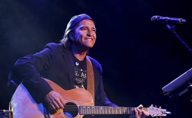 Álvaro Urquijo, cantante de Los Secretos, durante un concierto en Madrid. 
