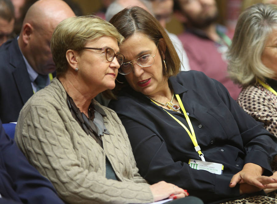 La presidenta de la Diputación, a la derecha, conversa con Isaura Leal, comisionada del Gobierno. 