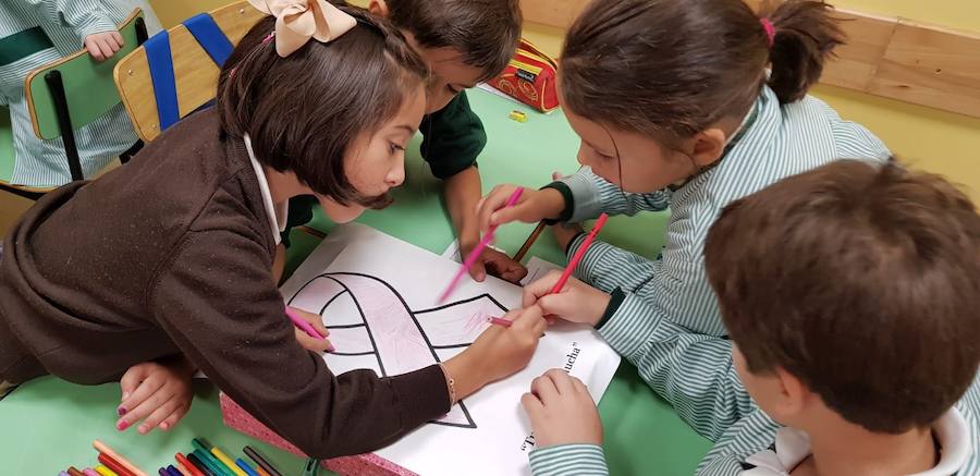 Fotos: El colegio Santa Teresa de Jesús de Valladolid se une a la lucha contra el cáncer de mama