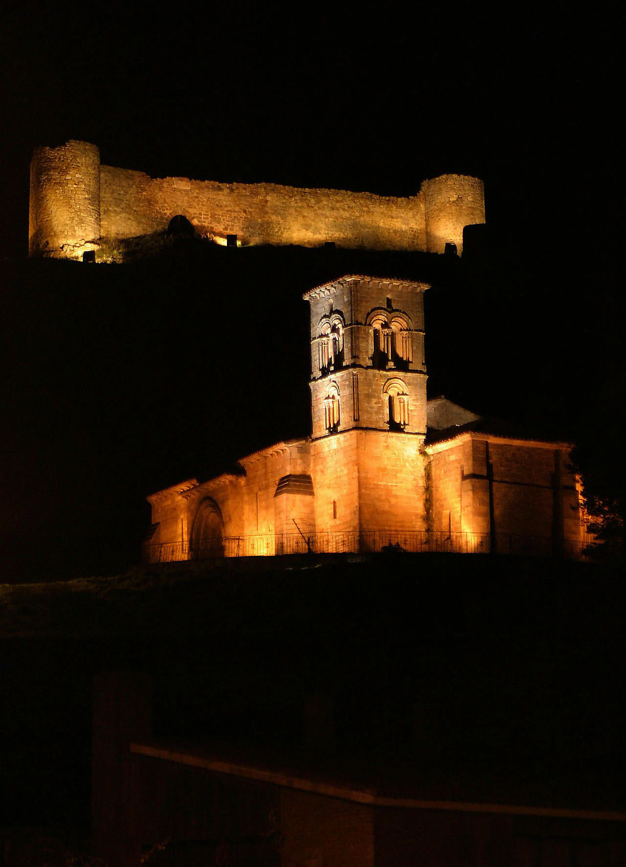 Aguilar de Campoo. Lugar de transición entre la montaña palentina y los páramos burgaleses de las Loras, en la orilla del río Pisuerga. Rica en patrimonio con su castillo, el Monasterio de Santa María la Real, la Iglesia de Santa Cecilia y la Plaza Mayor, con la silueta de la Iglesia de San Miguel, y los palacios y casas solariegas con vistas a la belleza que regala el río.