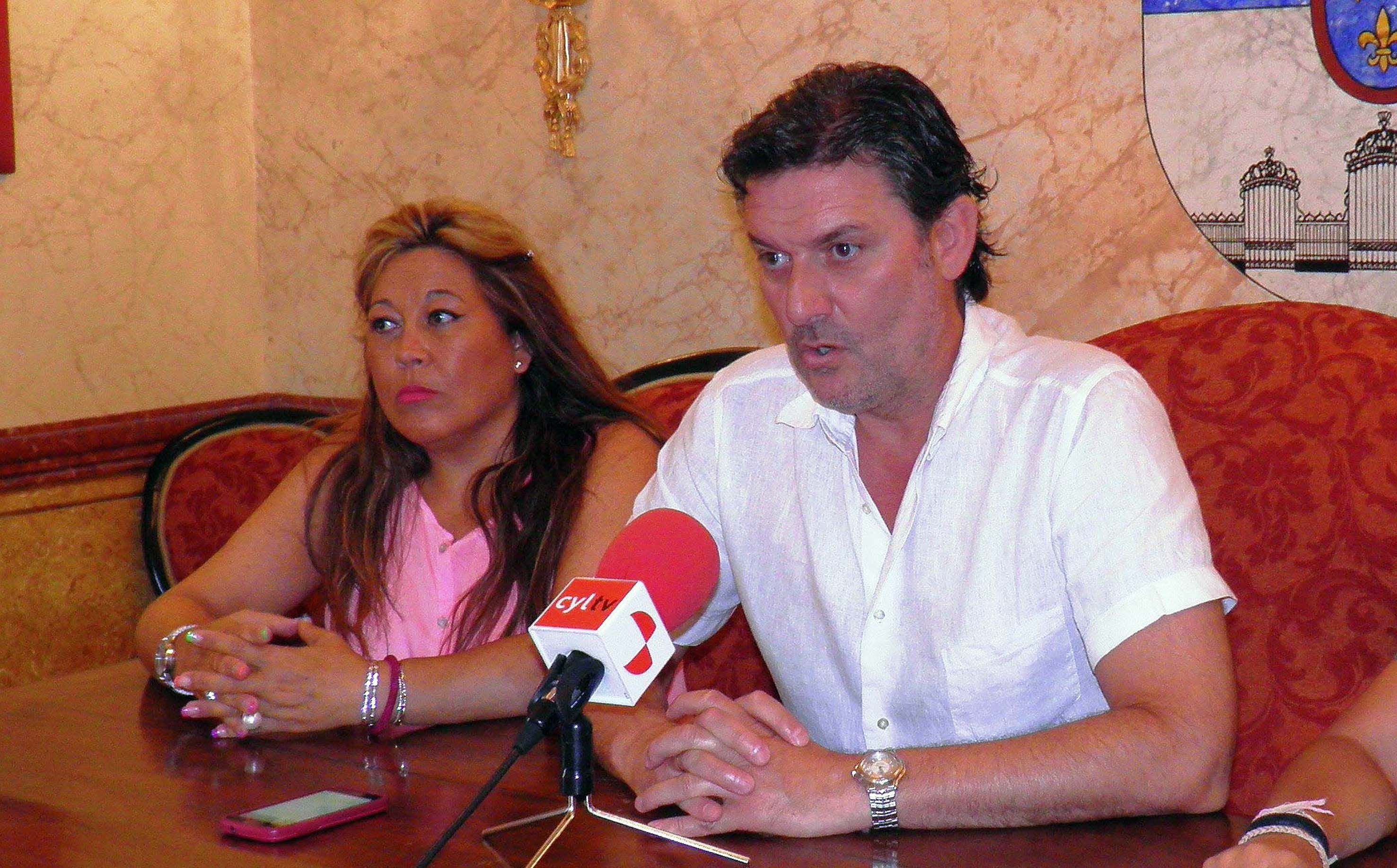 Beatriz Marcos, junto a José Luis Vázquez en el Ayuntamiento del Real Sitio. 