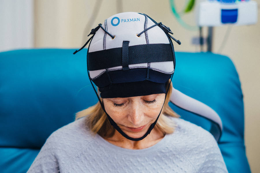 Una mujer porta el nuevo gorro de silicona de Oncobel que previene la pérdida del cabello durante el tratamiento de quimioterapia.