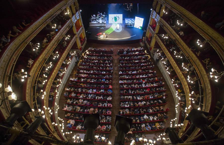 La humorista Eva Hache ha sido la encargada de presentar la ceremonia de una edición que ha contado con la actriz Bárbara Lennie como madrina.