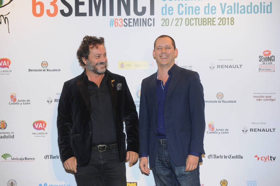 Los asistentes a la 63 Semana Internacional de Cine de Valladolid posan ante las cámaras en la jornada inaugural del festival