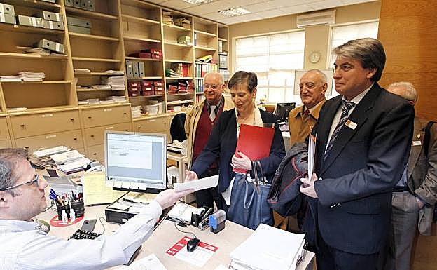 La senadora de Foro Asturias Rosa Domínguez de Posada, junto al Policarpo Sánchez, presentando hace dos años un iniciativa.