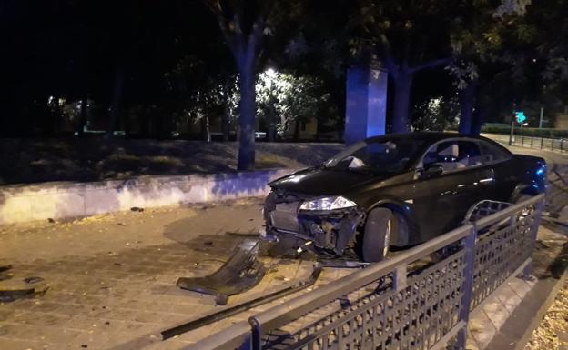 Un conductor se sale de la vía en la calle Doctor Villacían con la avenida Salamanca de Valladolid.