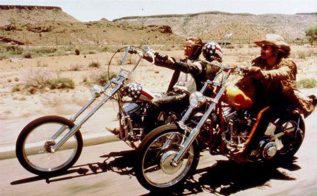 Peter Fonda y Dennis Hopper conducen sus Harley en 'Easy Rider' (Dennis Hopper, 1969).