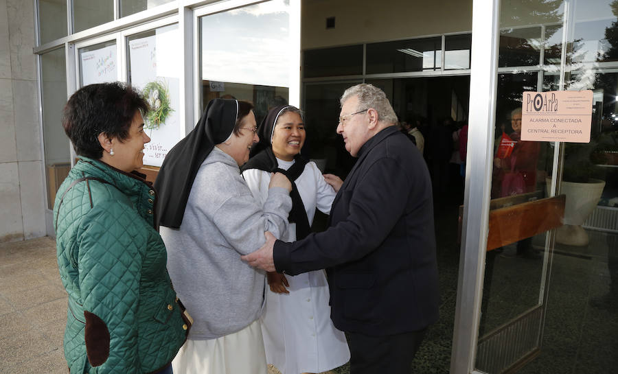 El obispo recibe a tres participantes en el encuentro. 
