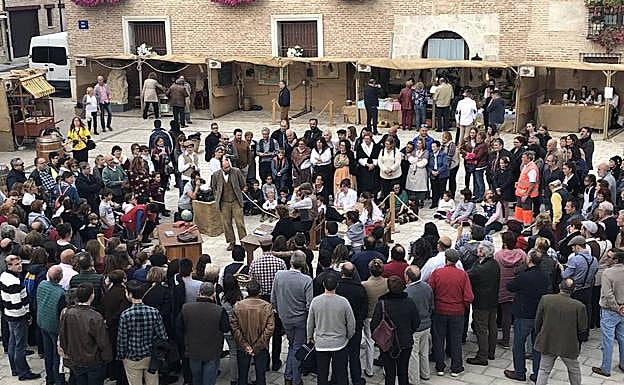 Los figurantes recrean profesiones tradicionales durante la feria de oficios. 