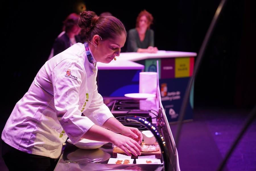 La chef Elena Lucas prepara un plato durante la mesa que anañizó el papel de los hongos como súper alimentos. 