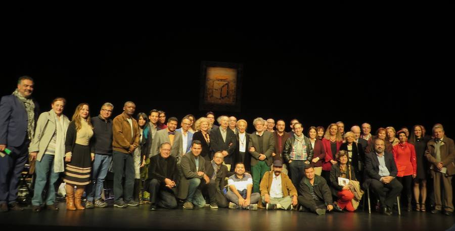 Algunos de los poetas participantes en el encuentro, en el Teatro Liceo. 